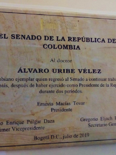 Placa en reconocimiento a Uribe