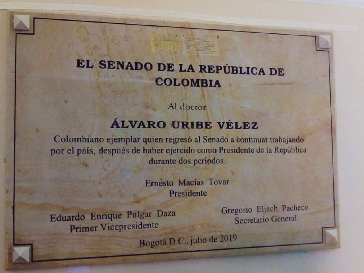 Placa en reconocimiento a Uribe
