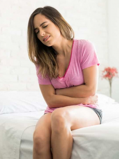 Mujer con cólicos