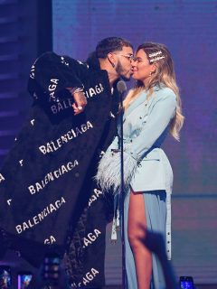 Beso de Anuel y Karol G