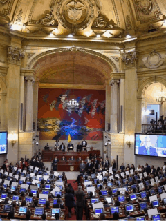 Carteles en instalación de nuevo periodo en Congreso