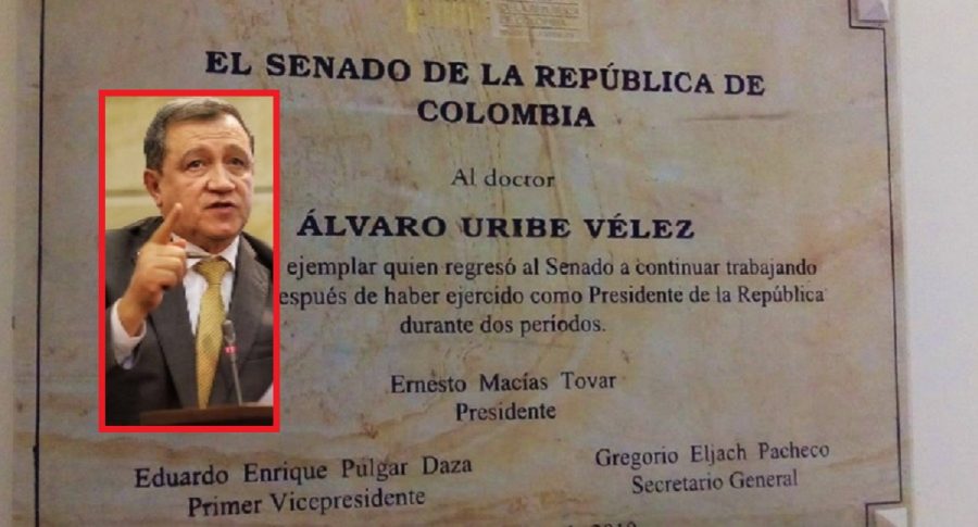 Ernesto Macías y placa en reconocimiento a Uribe