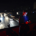 Hombre en medio de la oscuridad