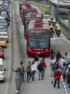 Personas atravesadas en calzada exclusiva de Transmilenio.
