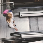 Mujer en escalera eléctrica.
