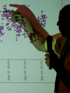 Hombre presenta resultados de una investigación.