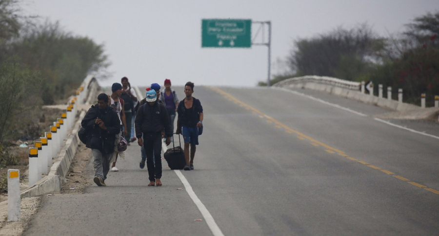 Venezolanos caminando por carretera