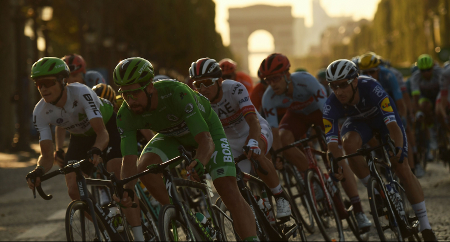 Pelotón del Tour de Francia en última etapa