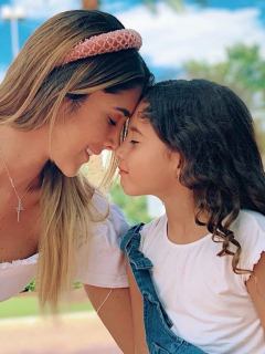 Daniela Ospina, modelo, con su hija, Salomé Rodríguez.