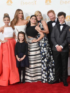 Sarah Hyland, Sofía Vergara, Aubrey Anderson-Emmons, Julie Bowen and Ariel Winter, Jesse Tyler Ferguson, Nolan Gould, Rico Rodriguez, Eric Stonestreet y Ed O'Neill cuando 'Modern Family' ganó el Emmy a mejor serie de comedia en 2014.