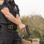 Policía sostiene pistola