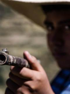 Menor con escopeta