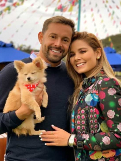 Matías Mier, futbolista, y Melissa Martínez, presentadora, con su perro Mate.
