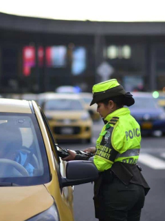 Policía de Tránsito imponiendo un comparendo