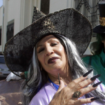 Mujer disfrazada de bruja