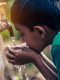 Niño tomando agua