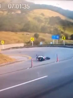 Accidente de motociclista en carretera.