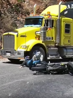 Motociclista se salva de ser atropellado.