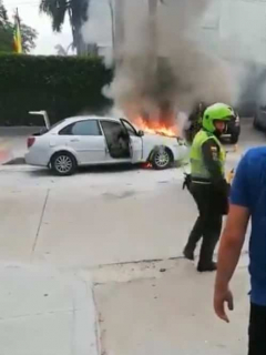 Carro incendiado y David Ospina