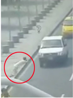 Hombre se le lanza a un carro.