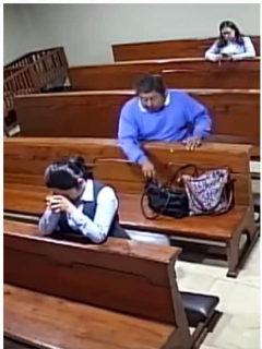 Hombre roba en una iglesia.