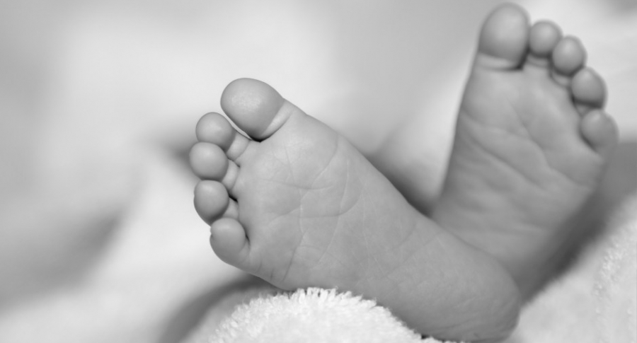 Pies de bebé en blanco y negro.