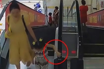 A niña se queda metido brazo en una escalera eléctrica en china, video