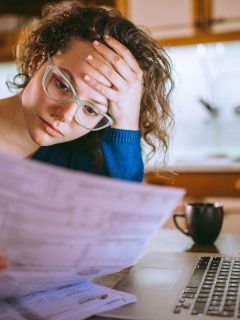 Mujer revisa factura de servicios públicos