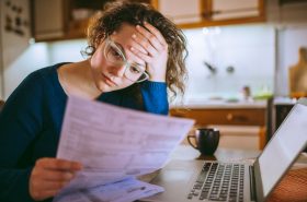 Mujer revisa factura de servicios públicos