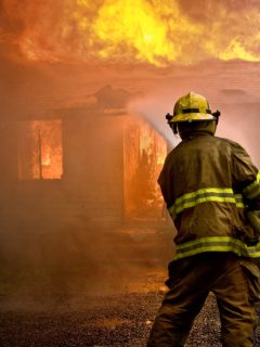 Bombero en incendio
