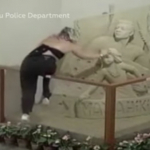 Mujer destruye escultura