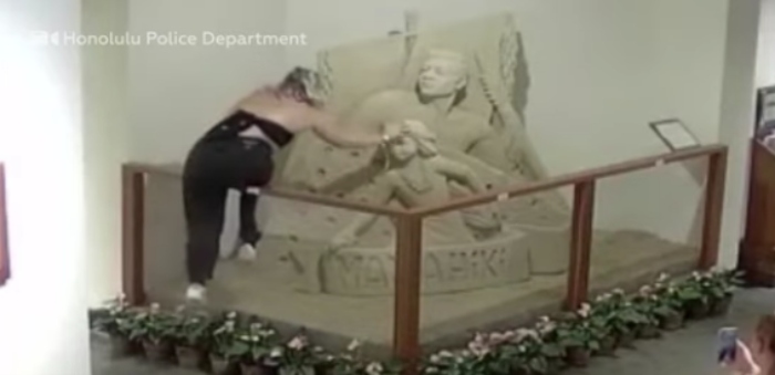 Mujer destruye escultura