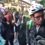 Agresiones de feministas a empleado de Uber Eats