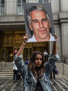 Mujer protestando contra Jeffrey Epstein