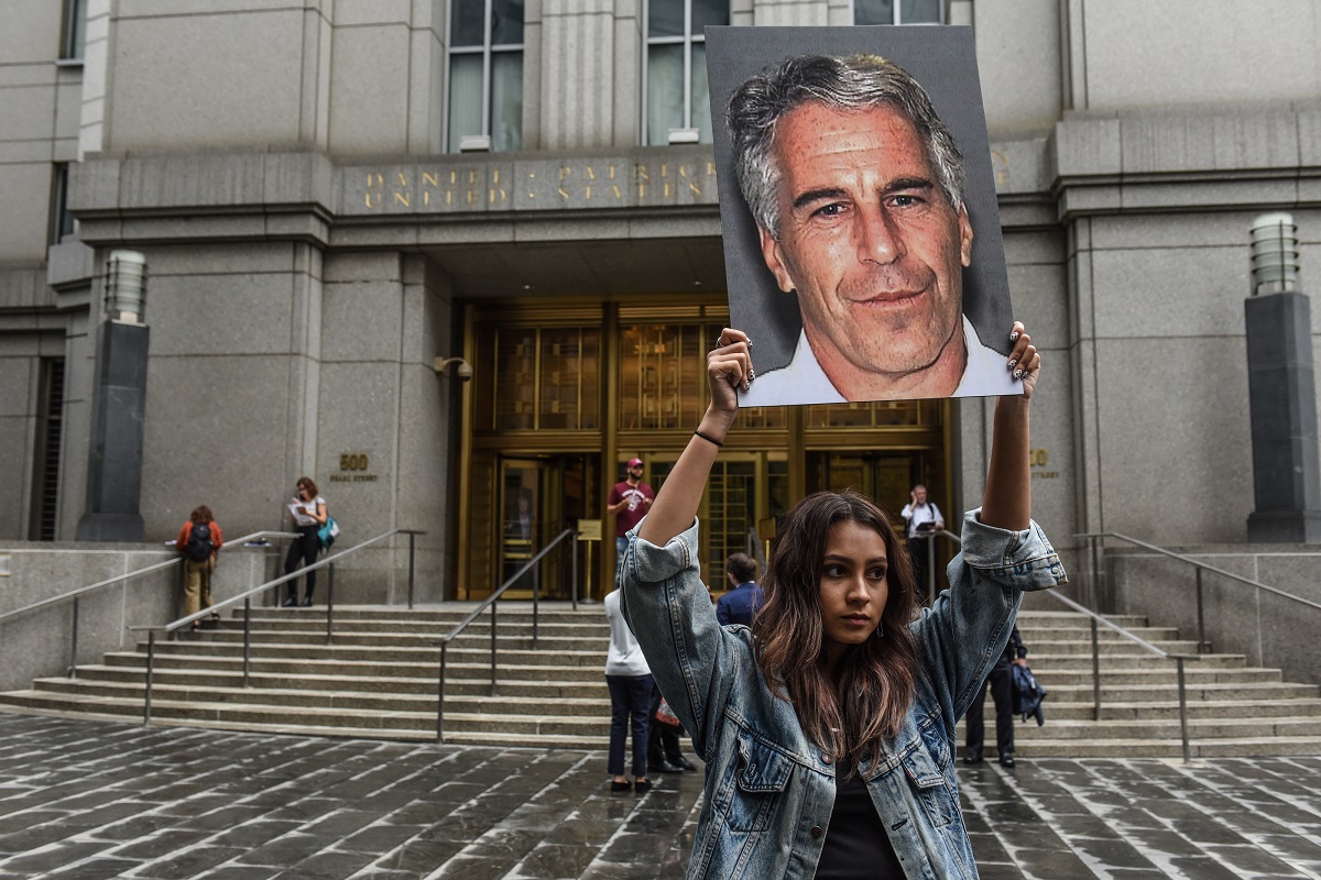 Mujer protestando contra Jeffrey Epstein