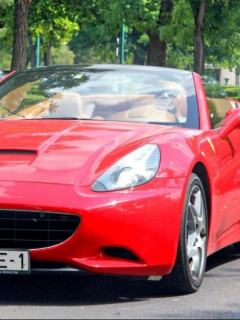 Mujer desnuda sobre Ferrari.