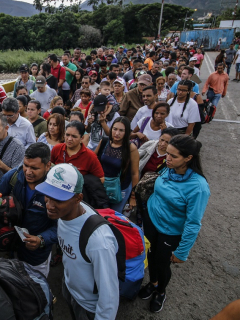 Venezolanos cruzando el puente Simón Bolívar