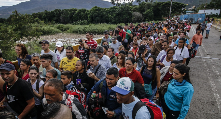 Venezolanos cruzando el puente Simón Bolívar