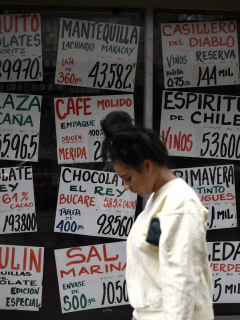 Mujer frente a ventana con precios