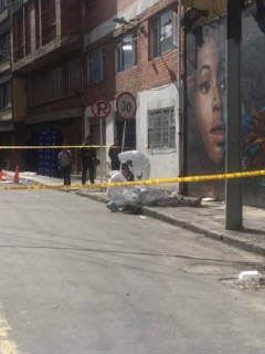 Investigadores de criminalística inspeccionan el cadáver