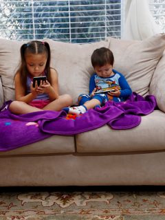 Simulación de niños viendo YouTube
