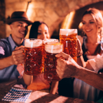 Personas tomando cerveza