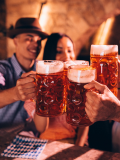 Personas tomando cerveza