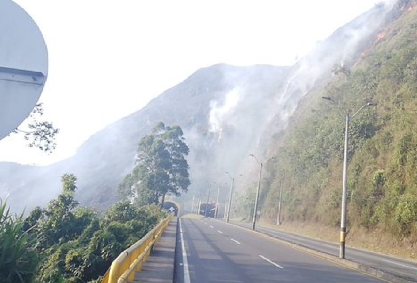 Incendio vía Medellín-Bogotá