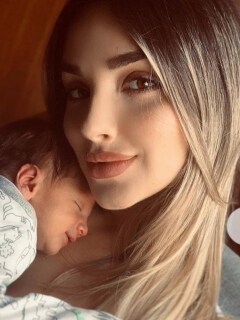 Melina Ramírez, presentadora, con su hijo, Salvador Carvajal.