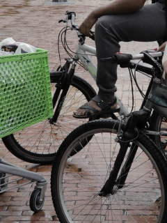 Bicicletas y carrito de mercado