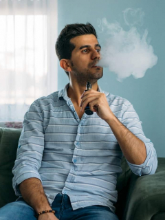 Hombre vapeando