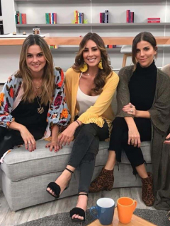 Catalina Gómez, Carolina Soto y Carolina Cruz, presentadora, con María Fernanda Yepes, actriz.