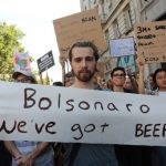 Manifestante en Londres contra Bolsonaro