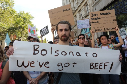 Manifestante en Londres contra Bolsonaro